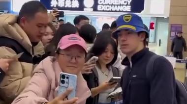 Furor por Colapinto en su llegada a China