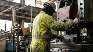 La industria volvió a caer en enero: más de la mitad de las empresas registró bajas en sus ventas