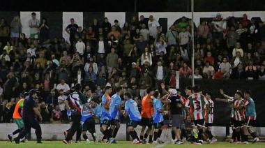 Una batalla campal suspendió la final entre Defensa y Ambos Mundos