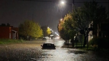 Coronel Suárez: llovieron 90 mm en una hora y quedaron calles anegadas y autos atrapados por el agua