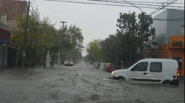 Un fuerte temporal anegó Santa Rosa y pidieron a los vecinos resguardarse en sus hogares