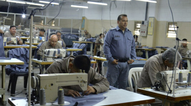 Autorizan el bloqueo de celulares en las cárceles federales