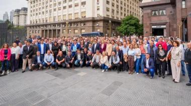 Intendentes evalúan denunciar a Caputo por presunta malversación de fondos