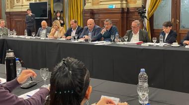 Un grupo de intendentes radicales le piden a Kicillof manejar el fondo de asistencia a las comunas