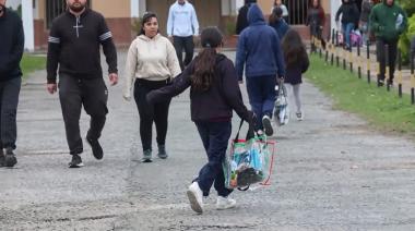 Al colegio con mochilas transparentes y bolsas de compras