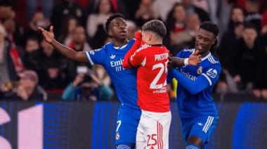 La IFAB aprobó una regla para expulsar a los jugadores que se tapen la boca para insultar