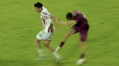 Brutal patada en el partido entre Lanús e Instituto que terminó con 4 expulsiones