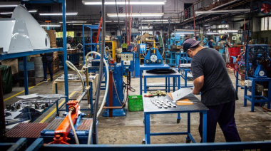 La industria argentina cayó más que en cualquier otro país y contradice el relato económico de Milei