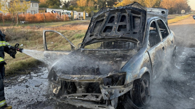 Un Chevrolet Corsa se incendió en la Ruta 188 y las pérdidas fueron totales