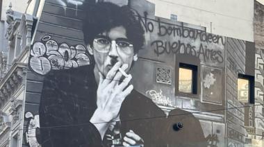 Un enorme mural de Charly García transforma la esquina de Corrientes y Callao