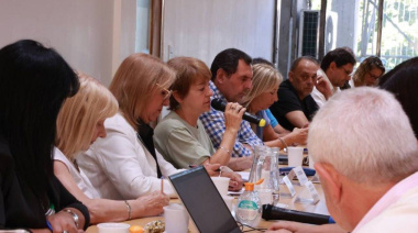 En medio de las negociaciones salariales, los gremios docentes endurecen sus reclamos a la Provincia