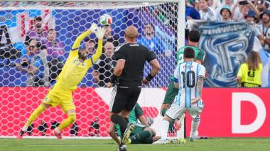 Con un triplete de Messi, Argentina goleó a Argelia y debutó a pura sonrisa