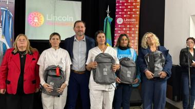 El Ministerio de Salud bonaerense entregó mochilas técnicas equipadas a estudiantes de enfermería en Lincoln