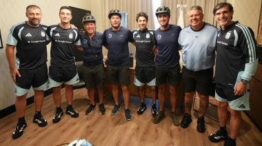 Scaloni y Tapia recibieron a tres hinchas que cruzaron 17.000 kilómetros en bici
