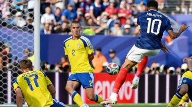 Con dos tantos de Mbappé, Francia goleó 3-0 a Suecia y jugará ante Paraguay los octavos de final