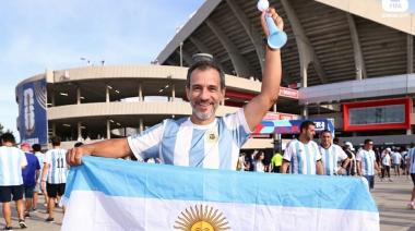 El Hincha menos pensado: Petrecca frotó el pendrive y viajó con la familia a ver Argentina - Jordania