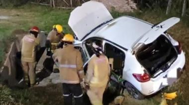 Puso a cargar el celular en el auto, le explotó y chocó contra una alcantarilla