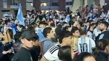 El centro de Junín se tiñó de celeste y blanco al compás de la Selección