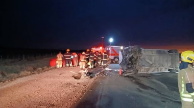 Choque fatal entre un auto y un minibús que transportaba chicos: dos muertos y 16 heridos
