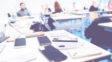 Algunos colegios privados comenzaron a limitar o prohibir el uso de celulares