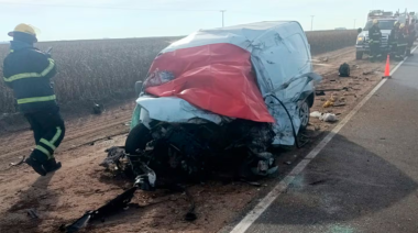 Dos hombres murieron tras un violento choque frontal entre un utilitario y un camión en la Ruta 4