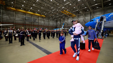 Una multitud saludó a los jugadores de la selección desde el Aeropuerto al predio de AFA