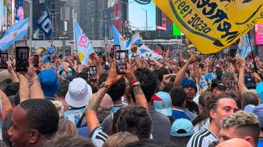 Multitudinario banderazo con miles de hinchas argentinos en Times Square antes de la final