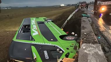 Impactantes imágenes del micro que volcó y cayó desde un puente en Carmen de Areco