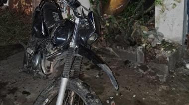 Una persecución terminó con un patrullero y una moto destruyendo el frente de un local