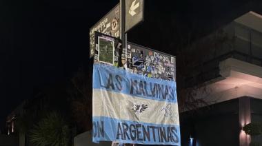 Una bandera argentina con las Islas Malvinas flamea en Segurola y Habana en la previa con Inglaterra