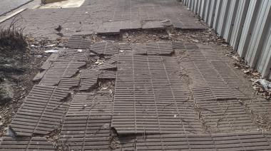La terminal se fue pero la vereda rota sigue ahí, agazapada, esperando el tropezón