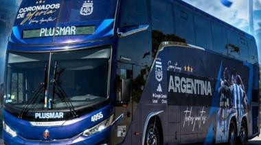 Selección Argentina: el micro ploteado llega a Junín y el Municipio lo aprovecha