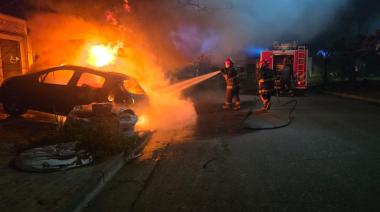 Junín: Un Peugeot 208 sufrió destrucción total tras incendiarse en la vía pública