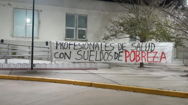 En Florentino Ameghino el personal de salud colocó pasacalles en reclamo por los salarios