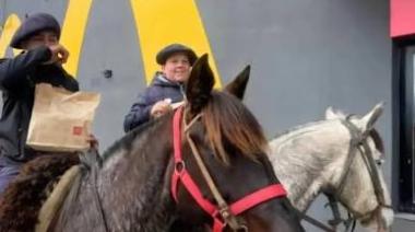 Los Gurises, los chicos de Junín que llegaron al McDonald's caballo y sueñan con Cosquín