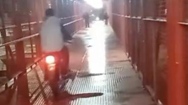 El puente peatonal de calle Rivadavia, donde desaprensión y riesgo es lo normal