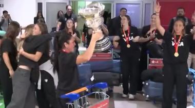 Tricampeonas en casa: Las Leonas llegaron a la Argentina tras ganar el Mundial de hockey
