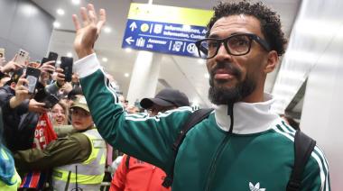 Multitudinaria bienvenida a Vozinha en el aeropuerto antes de sumarse a su nuevo club