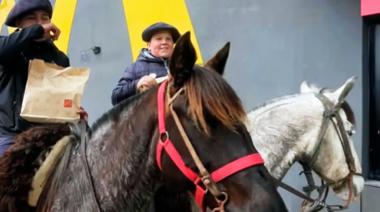 Del Big Mac al Mc Gaucho: En la nueva terminal de Junín, las hamburguesas salen 'a caballo'