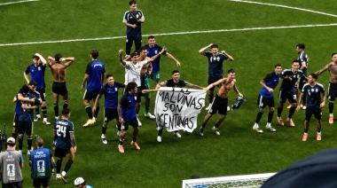 La FIFA sancionó a varios  jugadores por la bandera y a la AFA por cantos homofóbicos