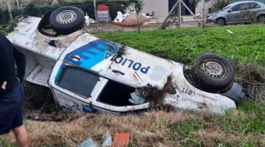 Un patrullero volcó durante una persecución cerca de la Megatoma de Los Hornos: Tres detenidos