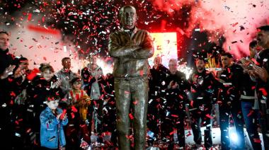 Emotivo homenaje de Estudiantes de La Plata para Alejandro Sabella en UNO