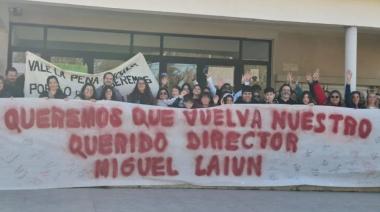 La comunidad de la Técnica 2 realizó un abrazo solidario exigiendo la vuelta del director