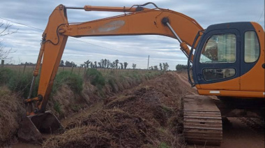 Leandro N. Alem: Continúan los trabajos de limpieza de canales en los caminos rurales