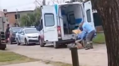 Un espanto: Se les cayó un paciente de la camilla en pleno traslado hacia la ambulancia