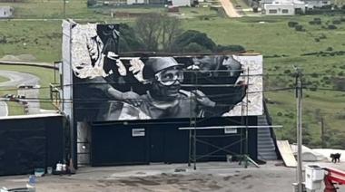 A días de la reapertura del autódromo, Juan Manuel Fangio tiene nuevo mural