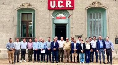 Kicillof recibe a intendentes radicales bonaerenses en medio de la interna por el Foro