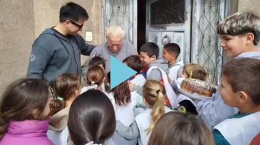 Alumnos de Pehuajó le cantaron el feliz cumpleaños a Cacho, el vecino que cumplió 93 años