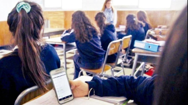 Regulan por ley el uso de celulares en escuelas secundarias bonaerenses