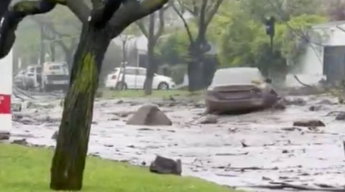 Impactante aluvión arrastró vehículos en Santiago de Chile tras días de lluvias intensas